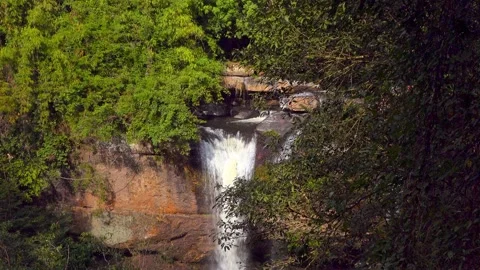 A Beautiful Jungle Waterfall Vídeos de archivo 189200073