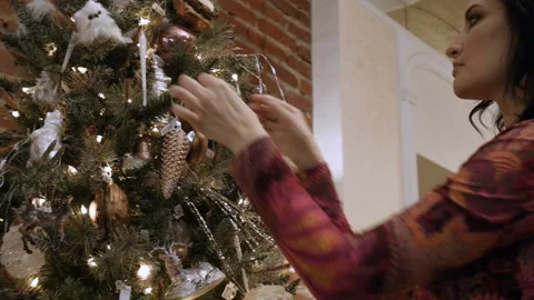 Beautiful lady is decorating the tree Video stock 85883007