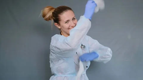 Beautiful lady in protective coat dances Vídeos de archivo 129298047