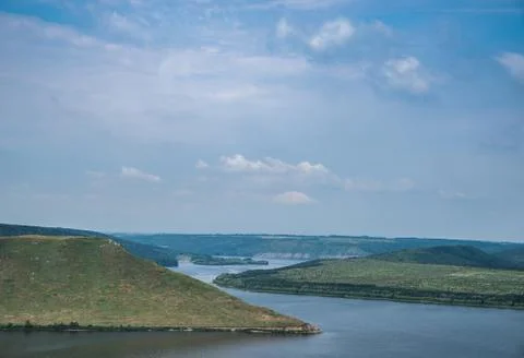 Beautiful landscape of a big river with mountains under a blue sky. Foto stock