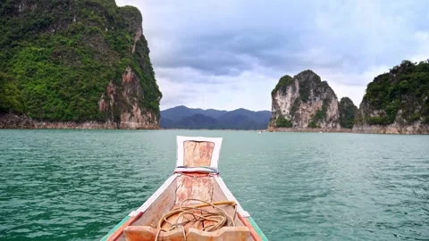Beautiful landscape of emerald green water and limestone islands in Khao So.. Vídeos de archivo 336982853