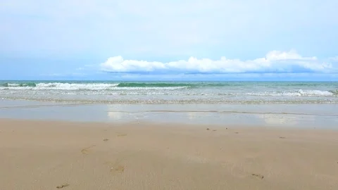 Beautiful landscape, a wave runs on the sandy. Huge waves crashing and splashing Stock Footage 152260415