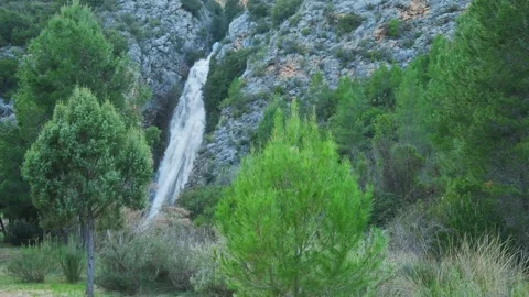 Beautiful large waterfall in a real time. Vídeos de archivo 183540123