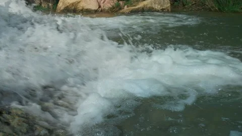 Beautiful large waterfall in a slow motion. Vídeo Stock 186772326