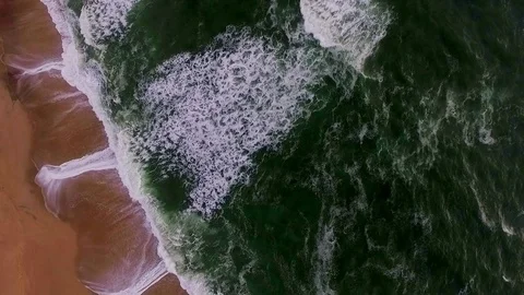 Beautiful large waves arrive on the sandy beach of Africa. Video stock 77506936