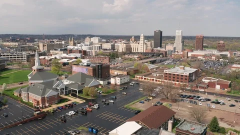Beautiful Light in an Aerial Elevating Perspective over Akron Ohio USA Vidéo 108604667