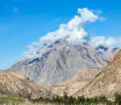 Beautiful light clouds over the mountain in the gorge. Foto stock