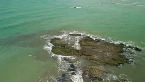 Beautiful lighthouse on sharp rocks 库存影片 253255561