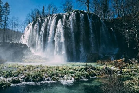 Beautiful low angle view of Plitvice waterfall in the national park in Croati Foto stock