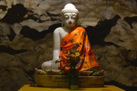 Beautiful marble Buddha statue inside sacred Bayin Nyi Cave in Hpa-An, Myanma Foto stock