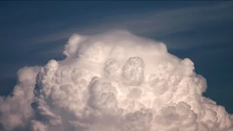 Beautiful massive white clouds at blue sky background. Sunny day, time lapse. 库存影片 246762454