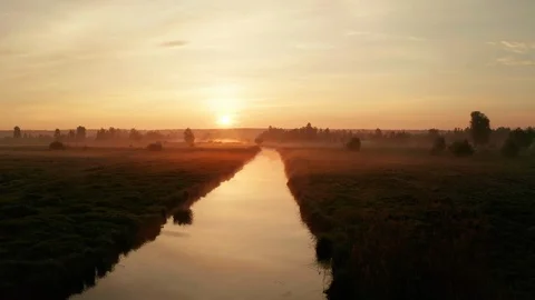 Beautiful misty dawn in the spring on the river. 스톡 동영상 110812683