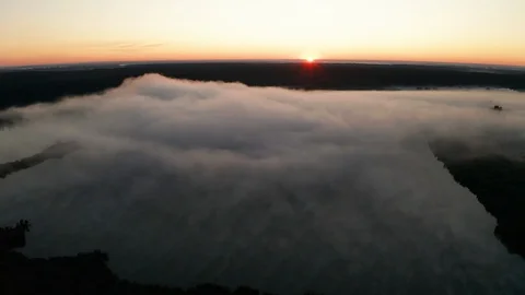 Beautiful misty dawn in the spring on the river. 库存影片 116594621