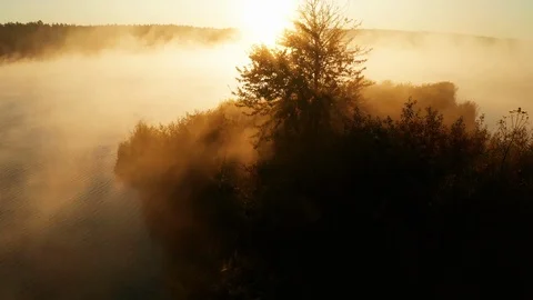 Beautiful misty dawn in the spring on the river. 스톡 동영상 116604088