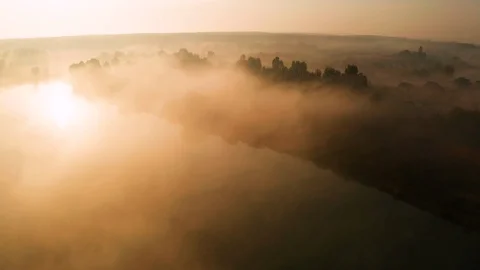 Beautiful misty dawn in the spring on the river. Vídeo Stock 121076689