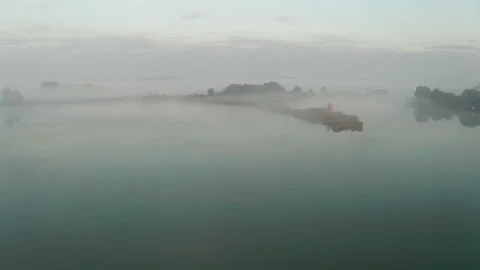 Beautiful misty dawn in the spring on the river. Vidéo 131148194