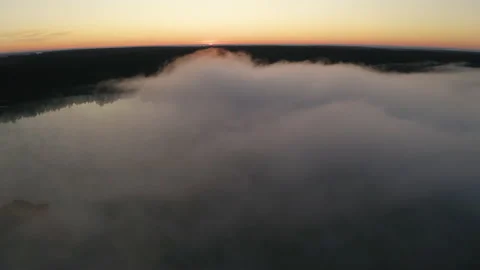 Beautiful misty dawn in the spring on the river. Vídeos de archivo 131366812