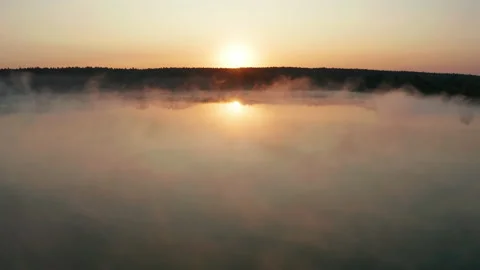 Beautiful misty dawn in the spring on the river. Vídeos de archivo 148212148