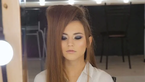 Beautiful model in front of a mirror with a beautiful hairdo Stock-Footage 70198655