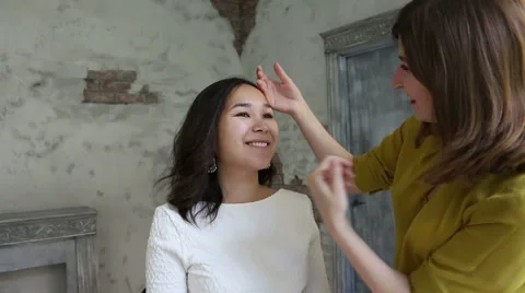 Beautiful model gets a professional makeup done by a visagist. Super video Stock Footage 65206592