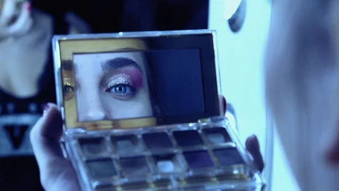 Beautiful model look through the mirror 스톡 동영상 85571452