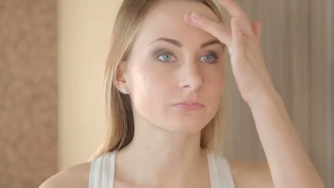 Beautiful model putting face cream in bathroom 스톡 동영상 72123362