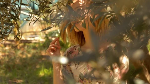 Beautiful Model Standing Under Orange Tree Smiling 스톡 동영상 116561825