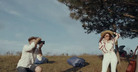A beautiful model wearing a hat it poses in the middle of nature Video stock 142308318