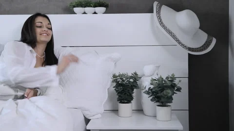 Beautiful modern woman using tablet computer in luxury bedroom Stockbeeldmateriaal 199629584
