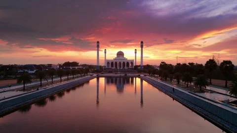 Beautiful Mosque drone flying in dramatic sky 库存影片 253554460