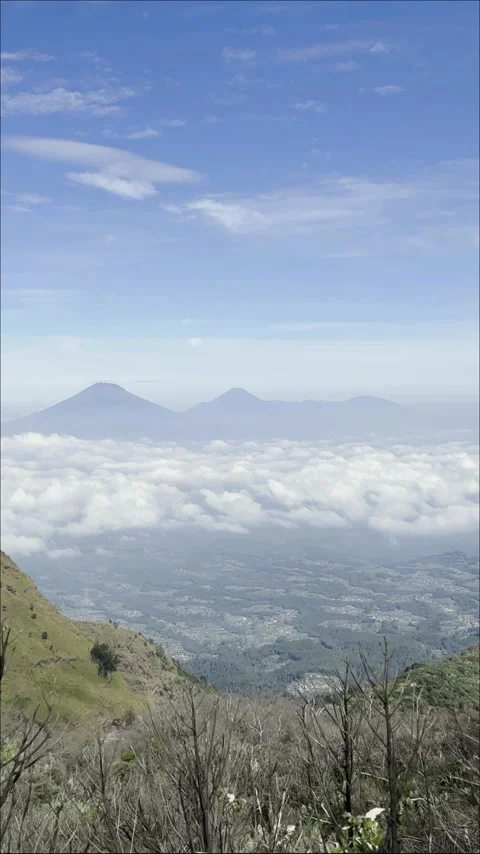 Beautiful Mountain Panorama from the Slopes of Mount Merbabu 스톡 동영상 339699341