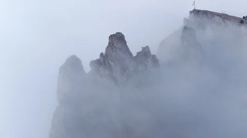 Beautiful mountain peaks in the clouds Vídeo Stock 103098995