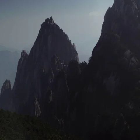 Beautiful mountain range and forest at dusk Vidéo 69457066