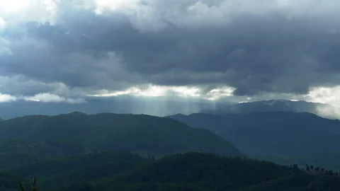 Beautiful mountain range landscape timelapse with low clouds moving in twilight. 库存影片 337285351