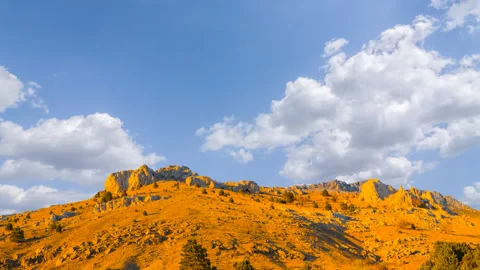 Beautiful mountain ridge lightened by evening sun Vidéo 343605141