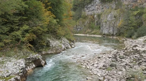 Beautiful mountain river Vídeo Stock 58334262