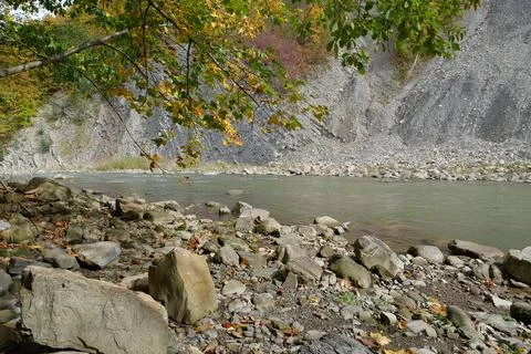 Beautiful mountain river with rapid current. Prut river and mountain folds Foto stock