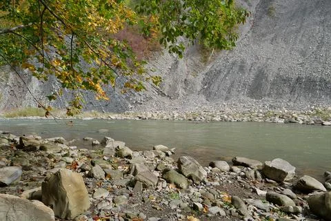 Beautiful mountain river with rapid current. Prut river and mountain folds Foto stock