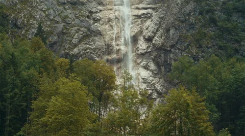Beautiful mountain waterfall Vidéo 52009215