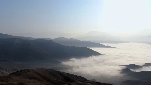 Beautiful mountains between mattress of white clouds, sky and sun. Vídeos de archivo 128933152