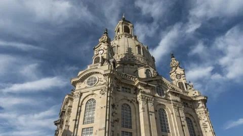 Beautiful moving clouds over Dresden Frauenkirche Vídeo Stock 139096239