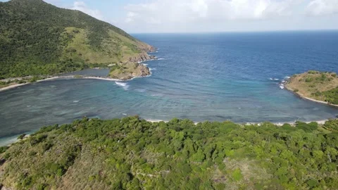 Beautiful multi-view aerial take on the gorgeous shallow reefs and waters Stock Footage 169284193