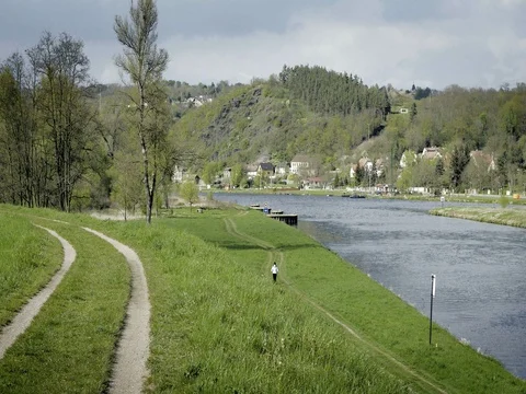 Beautiful natural valley with river, path with runner, jogging sportsmen. Vidéo 74992755