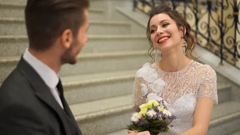 Beautiful newlywed couple posing in the chic expensive indoor on the steps Vidéo 103507972