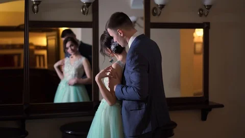 Beautiful newlywed couple posing in the chic expensive indoor. 库存影片 103509251
