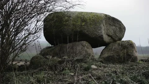 Beautiful old ancient stone megalithic burial monument site in Germany, Vidéo 151062098