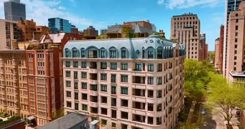 Beautiful old-style blocks of flats with gardens on the roofs.  Vídeo Stock 308950708