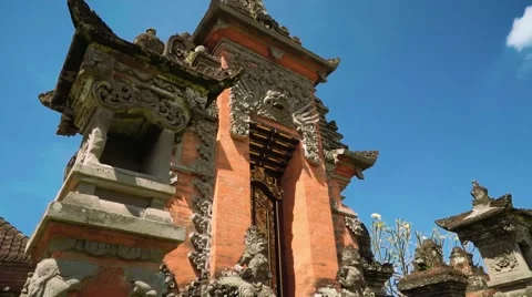 Beautiful orange balinese temple, dramatic tilt Video stock 66675489