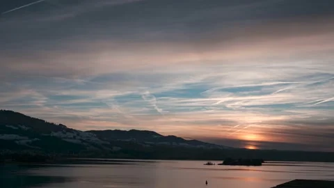 Beautiful orange sunset in the winter time with hills and lake in Switzerland Vidéo 170477554