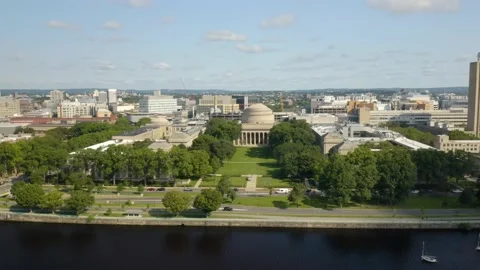 Beautiful Orbiting Shot Around MIT's Iconic Great Dome Building. Summer Vídeos de archivo 159572853